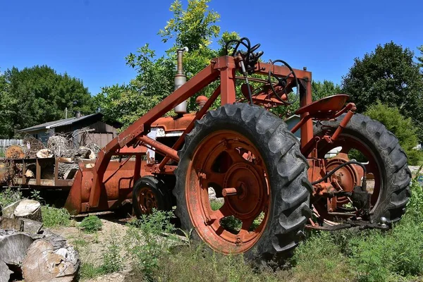 Huron South Dakota 2020年8月5日 木杭によって止められた古い農家トラクターは モデル名であり 後にアメリカの国際的なハーベスターによって製造されたトラクターのブランド名です — ストック写真