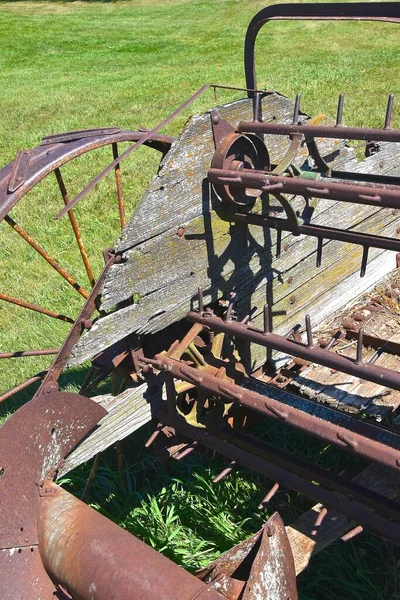 旧钢铁轮式粪肥播种机的旧生锈座椅 由马匹牵引 — 图库照片