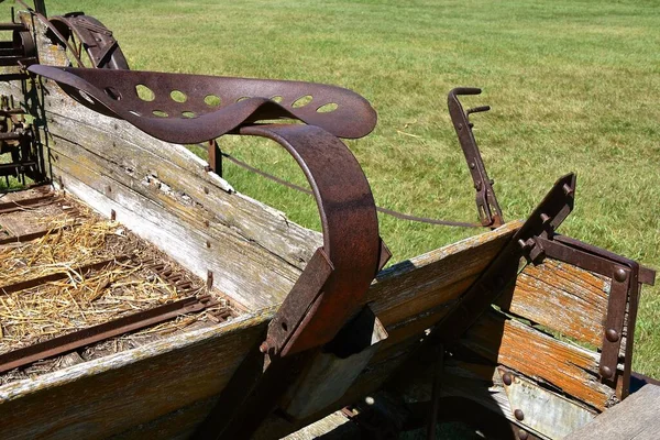 旧钢铁轮式粪肥播种机的旧生锈座椅 由马匹牵引 — 图库照片