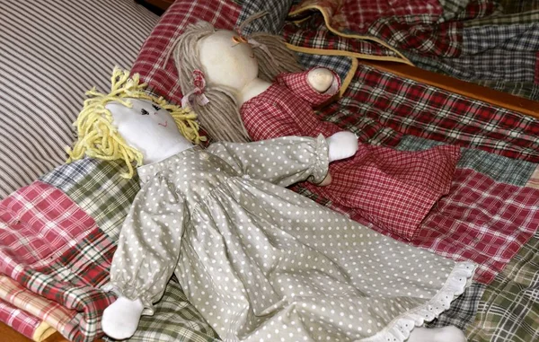 Die Selbst Gebastelten Stoffpuppen Eines Kindes Werden Auf Einer Decke — Stockfoto