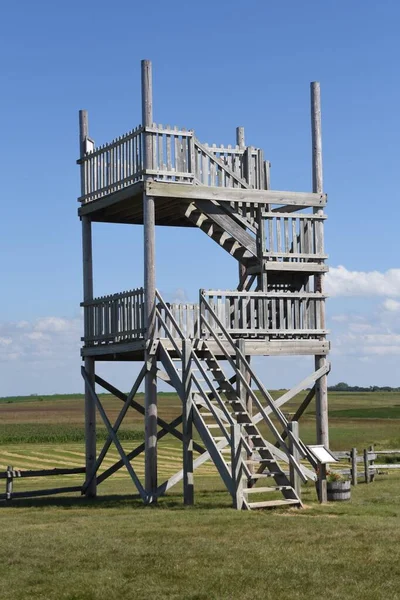 Wooden Lookout Tower Resides Wide Open Prairie — Stock Photo, Image