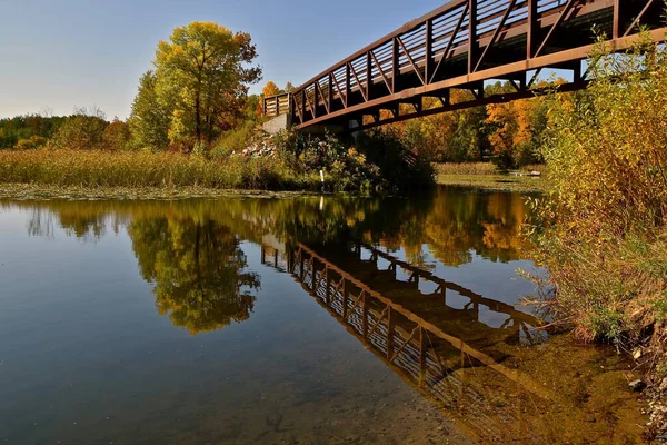 Podzimní Odraz Mostu Vržen Říční Vody Pod Námi — Stock fotografie