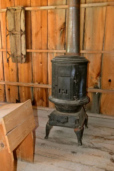 一间历史悠久的一房一厅的学校里 有一个铁锅式的炉灶 — 图库照片