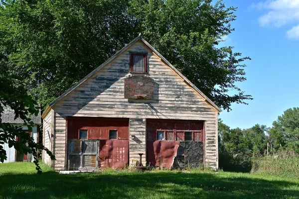 Basketball Rim Backboard Attached Abandoned Garage Falling Disrepair — Stock Photo, Image