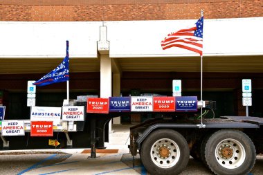 FARGO, NORTH DAKOTA, 26 Eylül 2020: Radyo 1100 tarafından desteklenen FargoDome Siyasi Toplantısı 'nda Başkan Trump' ın yeniden seçilmesini destekleyen pankartlar yüklendi