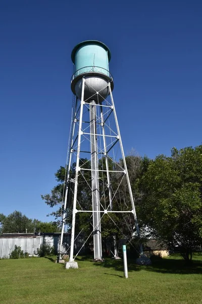Una Antigua Torre Agua Bien Cuidada Proporciona Agua Una Pequeña —  Fotos de Stock