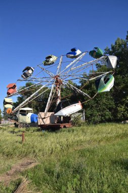 Şehir panayırlarında ve merkezkaç kuvvetinin baş dönmesi ve heyecan verdiği taşınabilir sürüş kalıntıları.