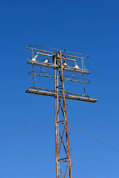 Koyu Mavi Gökyüzüne Karşı Kablolarla Desteklenen Bir Spor Stadyumu Için — Stok fotoğraf