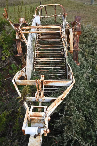 Een Oude Roestige Aardappelplukker Achtergelaten Buiten Een Borstel Stapel Luchtfoto — Stockfoto