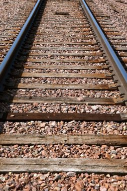 Bağlı ve taşlı paralel demiryolları üs görevi görüyor.