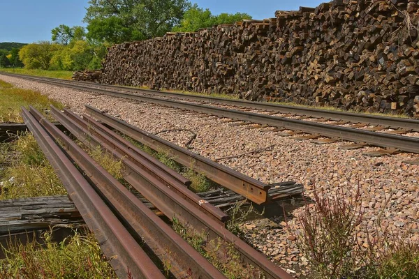 Railroad Tracks Pass Huge Stack Railroad Ties — Stock Photo, Image