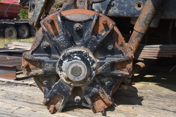 Oude Roestige Naaf Remblok Van Een Enorme Truck — Stockfoto