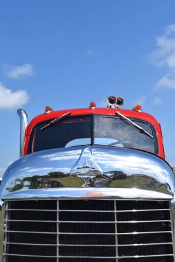 Çimenlik açmak için gerekli çeşitli araçların bir koleksiyonu