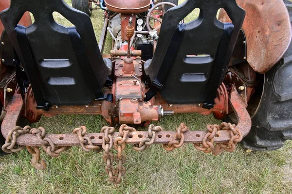 Eski Bir Traktör Kova Koltukları Bombası Vites Kolu Olan Bir — Stok fotoğraf