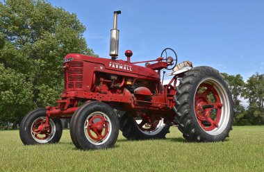 HURON, GÜNEY DAKOTA, 6 Ağustos 2020: Yenilenmiş Farmall H geniş ön traktör Huron 'daki Ulusal Kırmızı Güç Toplama Fuarı' nda Farmallar ve Uluslararası Hasat Çiftliği ekipmanları sergilendi.