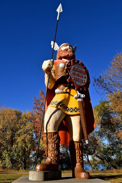 АЛЕКСАНДРИЯ, МИННЕСОТА, 9 сентября 2020 года: Большой Оле, скандинав, скульптор из стекловолокна Гордон Шумакер найден в Центральном парке в Александрии, штат Миннесота.
