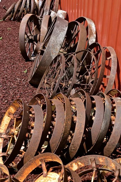 Une Collection Roues Rayons Acier Reposant Sur Côté Une Grange — Photo