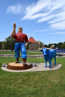 ABERDEEN, GÜNEY DAKOTA, 7 Ağustos 2020: Paul Bunyan ve Babe, The Sertoma Club ve Aberdeen Parks, Recreation and Forestry Department sponsorluğunda Oz Diyarı 'nda sergilenmektedir..