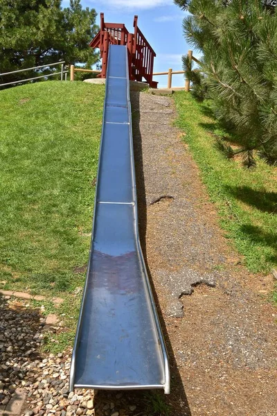 丘の斜面に続く非常に長い滑りやすいスライド — ストック写真