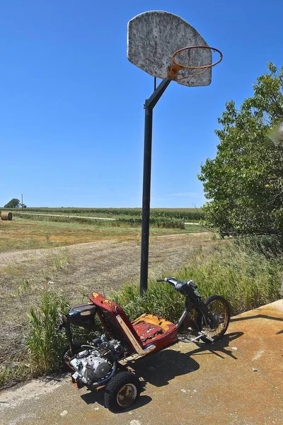 Vieux Chariot Trois Roues Mauvais État Est Garé Sous Une — Photo