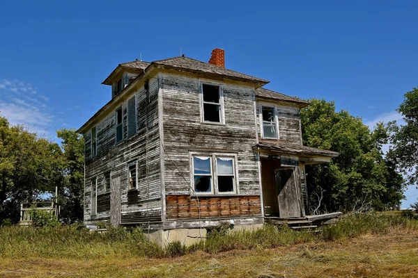 Ein Altes Haus Auf Dem Lande Steht Baufällig — Stockfoto