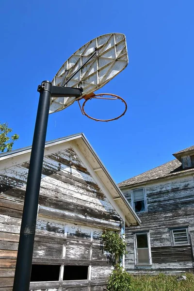 Basketball Rim Net Front Garage Home Total Disrepair — Stock Photo, Image