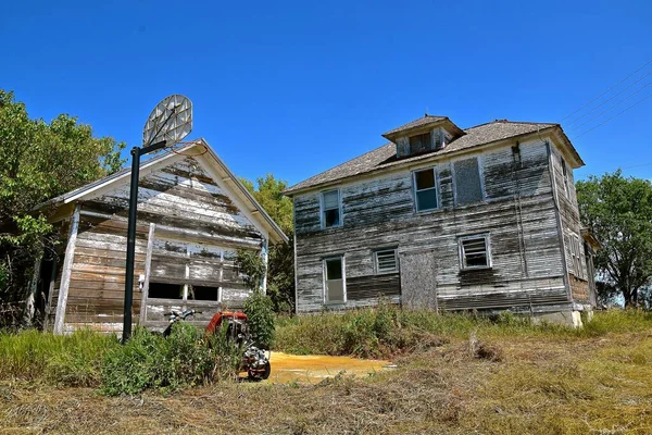 Una Antigua Casa Rural Garaje Están Total Deterioro Descuidados Abandonados —  Fotos de Stock