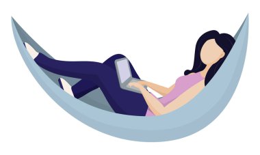 Kız hamakta dizüstü bilgisayarla yatıyor. Genç bir kadın asılmış bir yatakta dinleniyor. Vektör illüstrasyonu beyaz arkaplanda izole edildi