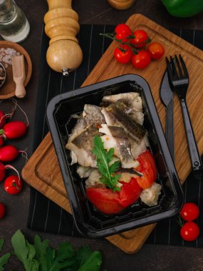 haşlanmış balık filetosu ve taze sebze yakından görmek