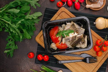 haşlanmış balık filetosu ve taze sebze yakından görmek