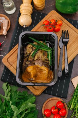 Kızarmış et ve patlıcan yakından görmek tablo 