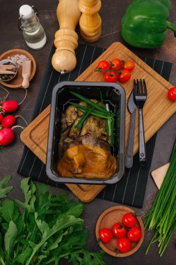 Kızarmış et ve patlıcan yakından görmek tablo 