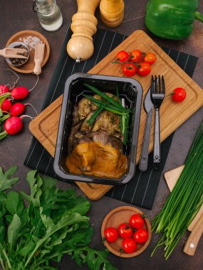 Kızarmış et ve patlıcan yakından görmek tablo 