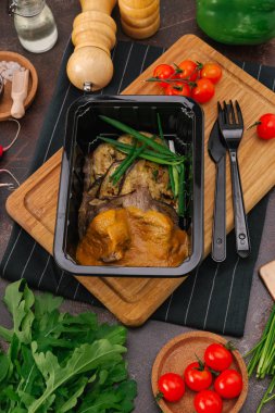 Kızarmış et ve patlıcan yakından görmek tablo 