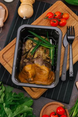 Kızarmış et ve patlıcan yakından görmek tablo 