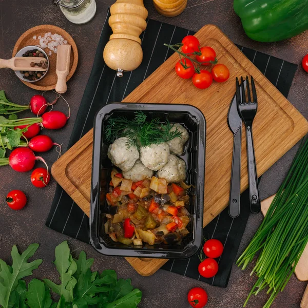 lezzetli köfte ve haşlanmış sebze yakından görmek 