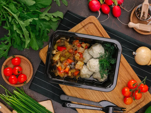 lezzetli köfte ve haşlanmış sebze yakından görmek 