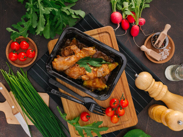 Крупный план вкусного блюда с жареной курицей
 