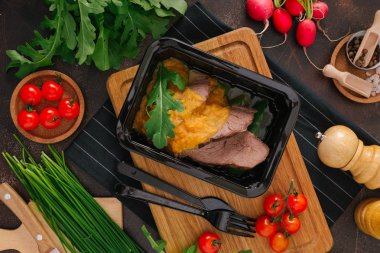 garnitür ile pişmiş et masada görmek 