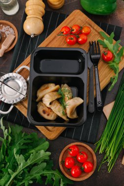 kızarmış köfte ve taze sebze yakından görmek 