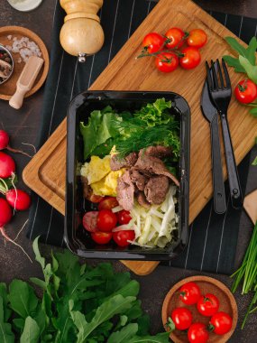 lezzetli kızarmış et ve taze sebze yakından görmek 