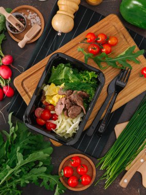 lezzetli kızarmış et ve taze sebze yakından görmek 