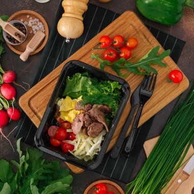 lezzetli kızarmış et ve taze sebze yakından görmek 