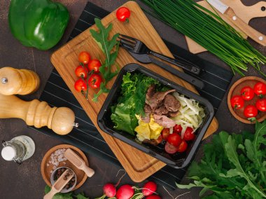 lezzetli kızarmış et ve taze sebze yakından görmek 