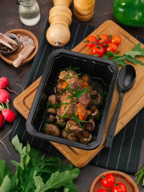 Demlenmiş Domuz eti ve taze sebze yakından görmek 