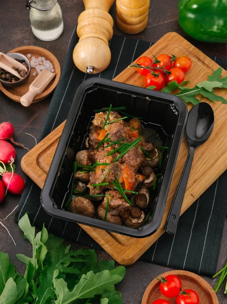 Demlenmiş Domuz eti ve taze sebze yakından görmek 