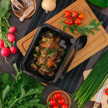 Demlenmiş Domuz eti ve taze sebze yakından görmek 