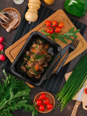 Demlenmiş Domuz eti ve taze sebze yakından görmek 