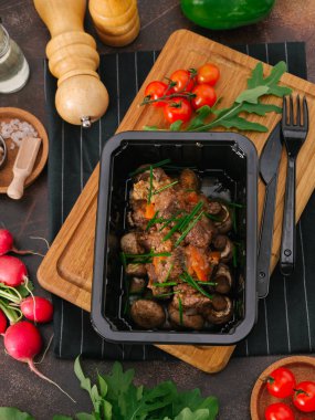 Demlenmiş Domuz eti ve taze sebze yakından görmek 