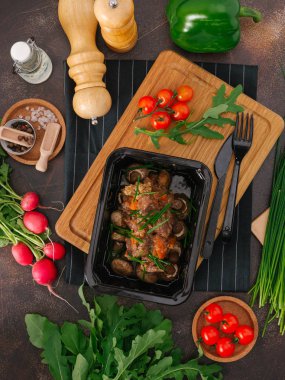 Demlenmiş Domuz eti ve taze sebze yakından görmek 